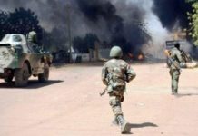 MALI : UN WEEK-END SANGLANT MARQUÉ PAR DES ATTAQUES COORDONNÉES ET LA MORT DU MINISTRE DE LA DÉFENSE